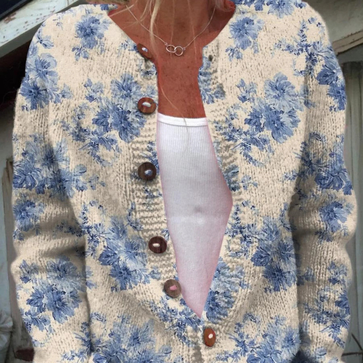Noémie - Cardigan beige à fleurs bleues
