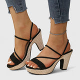 Sandales à brides noires avec talon en raphia