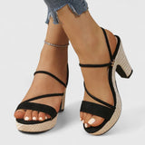Sandales à brides noires avec talon en raphia