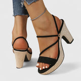 Sandales à brides noires avec talon en raphia