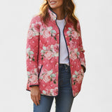 Aurore - Veste matelassée corail à motif de roses